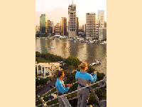 Blick auf die Skyline von Brisbane: Kangaroo Point unter der Storey Bridge