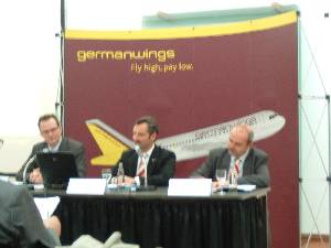Germanwings-Geschäftsführer Andreas Bierwirt und Joachim Klein verkünden gemeinsam mit Pressesprecher Heinz Joachim Schöttes in Köln die Einführung des neuen Vielfliegersystems