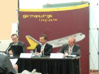 Germanwings-Gesch�ftsf�hrer Andreas Bierwirt und Joachim Klein verk�nden gemeinsam mit Pressesprecher Heinz Joachim Sch�ttes in K�ln die Einf�hrung des neuen Vielfliegersystems